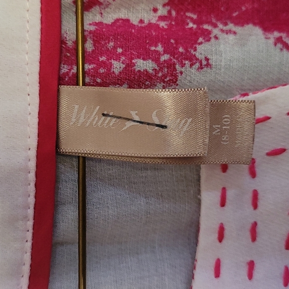 🍂3/$10 White Stag Lightweight White Cotton Blouse w/ Fuschia Feather/Leaf Print - Picture 8 of 11